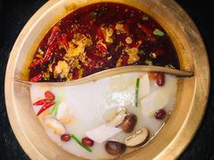 牛油辣骨汤鸳鸯锅-九鼎轩火锅大排挡