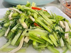 香干炒西芹-七的湖·晚芳亭·阳澄湖农家菜·大闸蟹(莲花岛店)