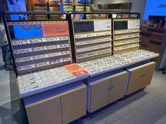 -LOOK眼镜·蔡司依视路配镜(宝山万达店)