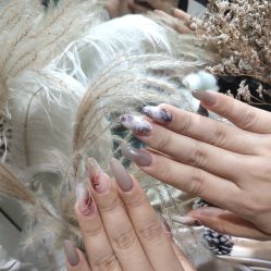 -花岐款式专研健康美甲沙龙
