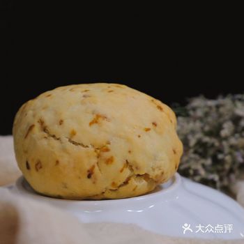 最后是奈食的【口蘑芝士牛肉碱水棒】，武汉本地的面包店