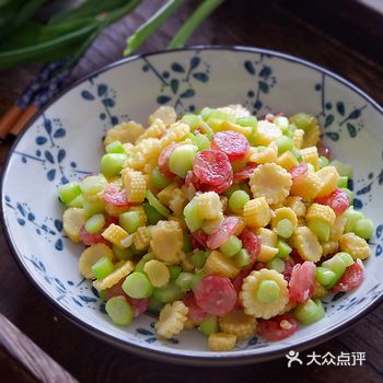 买了一捆笋，好长一根杆子，顶上的笋尖摘下来吃了