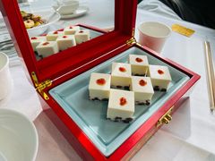 首饰盒牛奶红豆糕-品海楼·大连海鲜·北派海肠捞饭(老虎滩·渔人码头店)