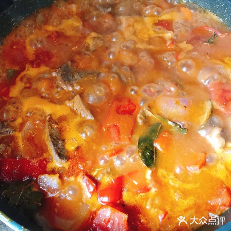 前两天逛超市买了一盒进口谷饲牛肉，很新鲜。主料