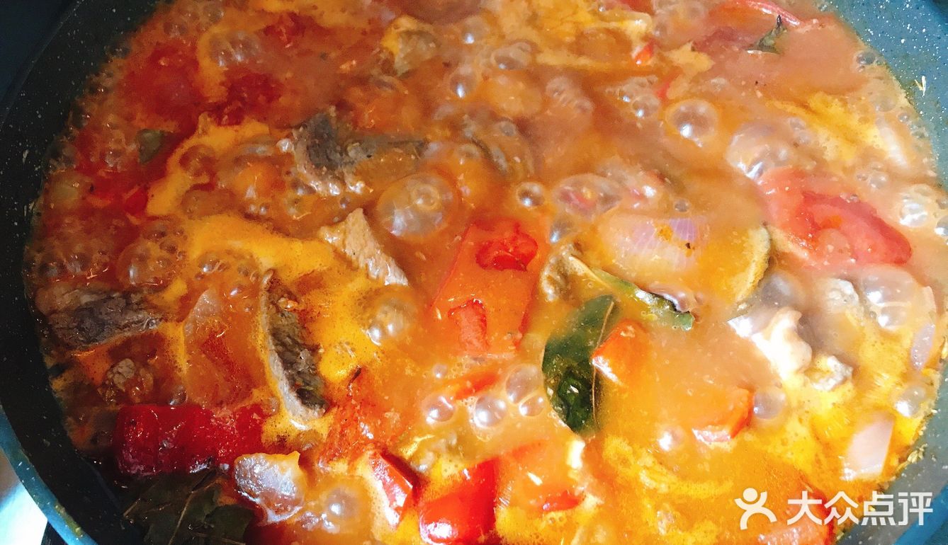 前两天逛超市买了一盒进口谷饲牛肉，很新鲜。主料