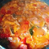 前两天逛超市买了一盒进口谷饲牛肉，很新鲜。主料