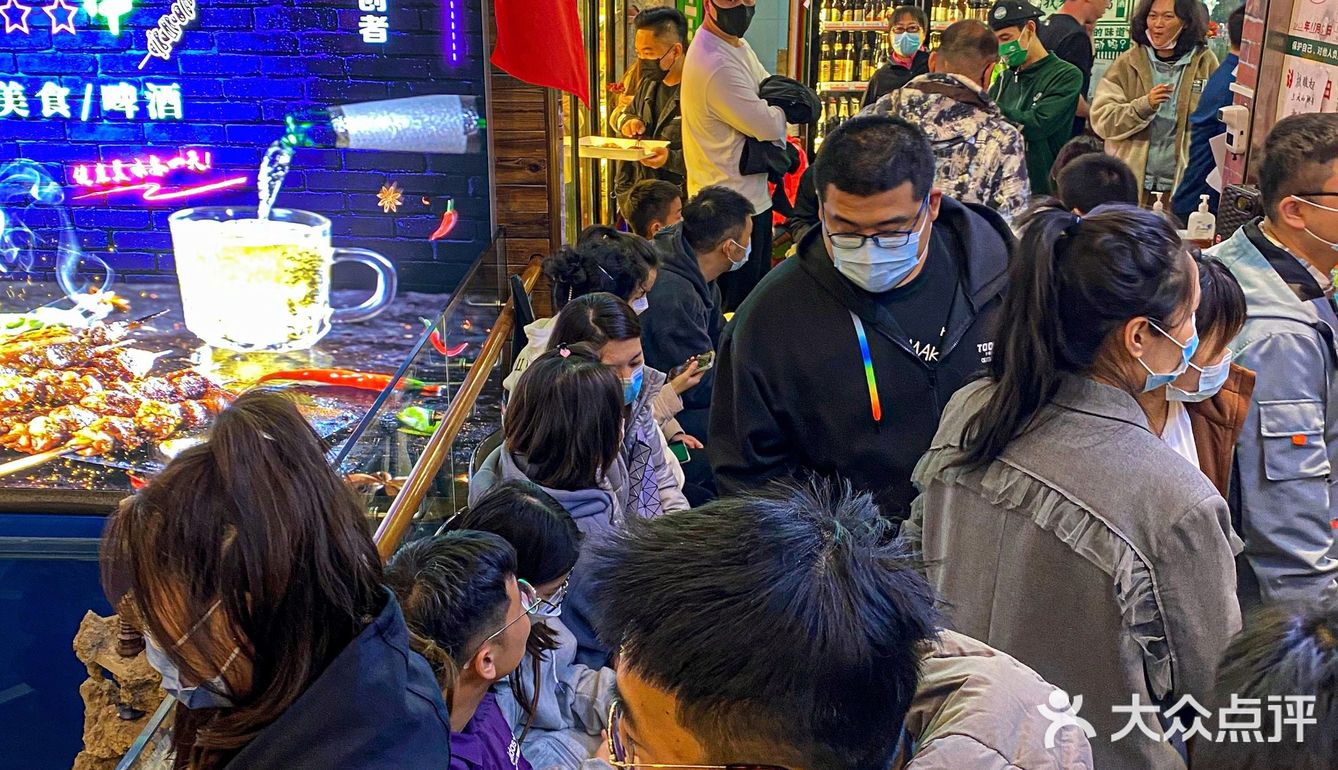 北京蕞牛的东北烤串儿店，排队排到楼梯上！