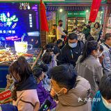 北京蕞牛的东北烤串儿店，排队排到楼梯上！