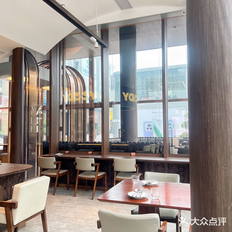 在CBD中心玻璃房的Bistro～太Chill了