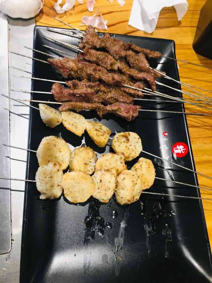 老崔烧烤(阜成路店)-"晚上人满座,但是服务员只有一个,基本自给.