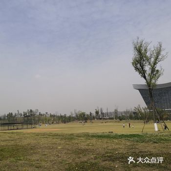 锦城湖在绕城边上，开车有几个停车场可以选，地上地下都