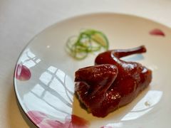 五香脆皮乳鸽配糯米饭-三号黄浦会Canton Table