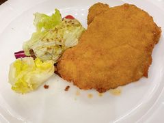 崇明生态猪炸猪排配辣酱油-红房子西菜馆(淮海中路店)