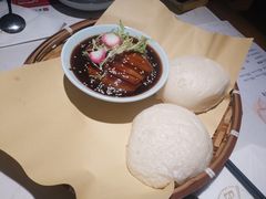 酒酿馒头配扣肉-卯时·龙光雅宴·精致锡帮菜(惠山古镇店)