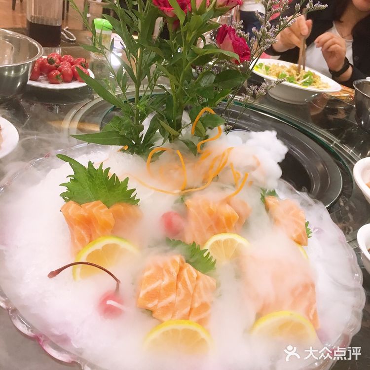 东西，实在是吃不动了，服务小哥真逗，忘记给小料纸