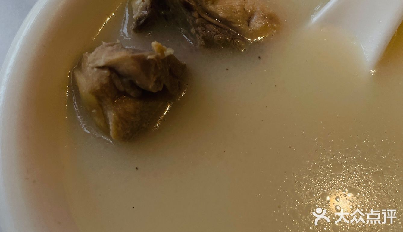 「经典猪肚鸡（中份）」「广顺兴煲仔饭」「毛根甘蔗水」「料碟」「至尊虾饺皇」「广式鸡蛋肠粉」「石磨老豆腐」「蔬菜大拼」「菌菇拼盘」「鲜虾烧卖」「豉汁蒸排骨」「紫金酱牛肚」「潮汕牛肉丸」「大口吃饭的小朋友」「顺兴叉烧（中份）」「广式鸡蛋肠粉」