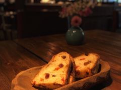 餐前面包-Carbon莫卡哆·意大利复古集市餐厅(杭州大厦店)