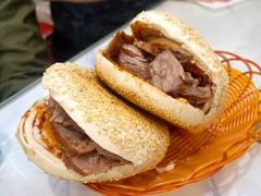 烧饼夹羊肉-清真喜兰老丁羊汤特色小吃