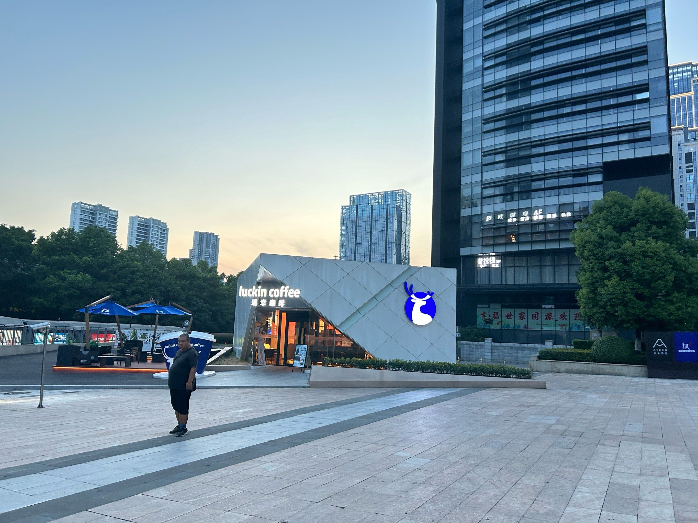 最酷的luckin coffee!