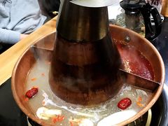 鸳鸯锅-果松木炭酸菜铜火锅·外婆参鸡汤