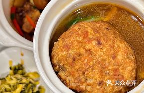 Crab Roe Lion's Head Stewed with Cabbage Hearts