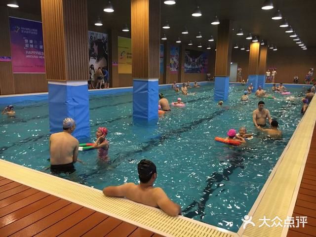 看着宝宝畅快的游泳 真让人开心