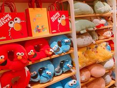 商品展示区-名创优品(山东青岛市新业广场店)