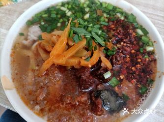 佳晨小吃 中午路过教场路口 来她家吃肠旺米线 