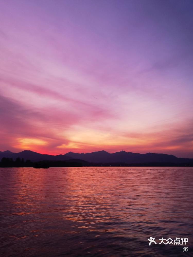 西湖的粉红色晚霞