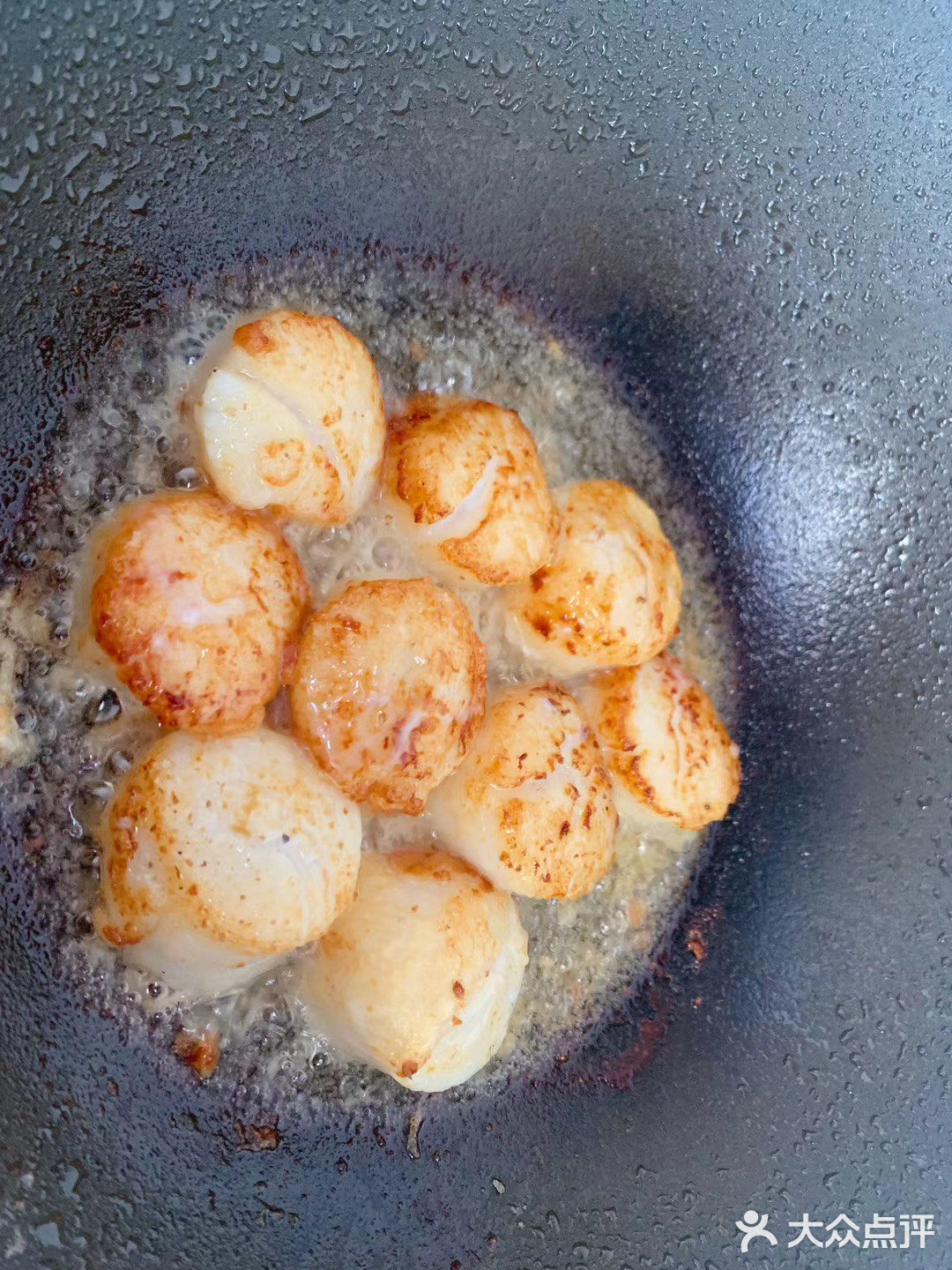 关火，用筷子夹到贝肉的周围。锅里的炒菜汁水不要倒了