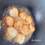 关火，用筷子夹到贝肉的周围。锅里的炒菜汁水不要倒了