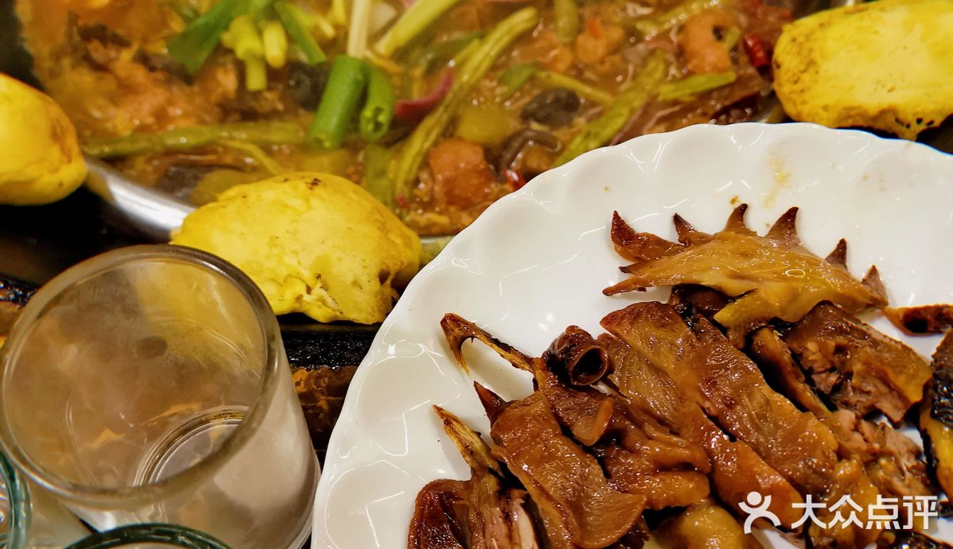 来都江堰踏青，晚上吃梧桐岛炭火鸡，味道真不错。