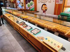 面包甜点陈列柜-南宋胡记(杭州河坊街店)