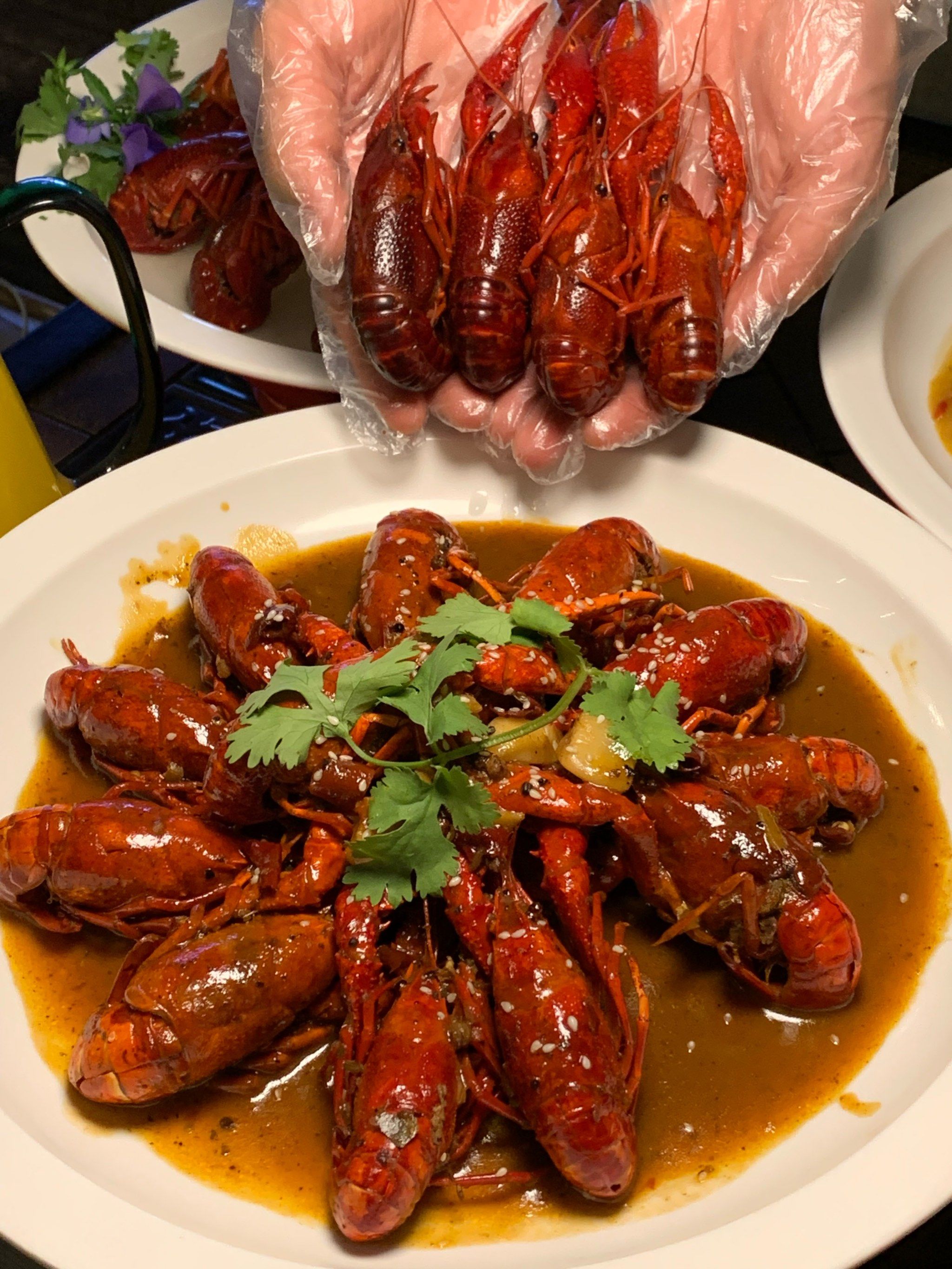 新鲜饱满,jujuju好吃

油焖小龙虾,香辣入味,拌着面吃贼香!