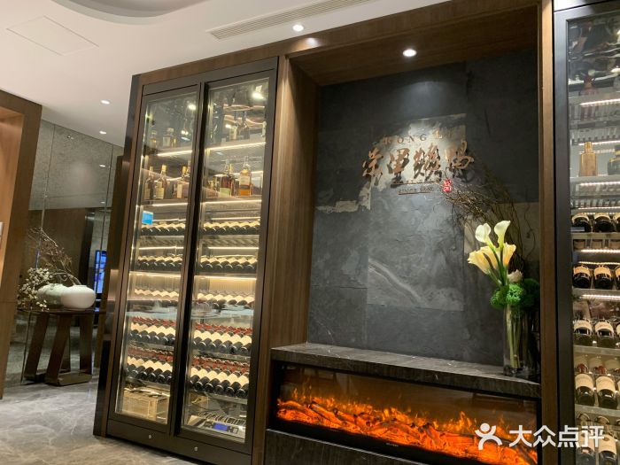 荣里烤鸭门面图片