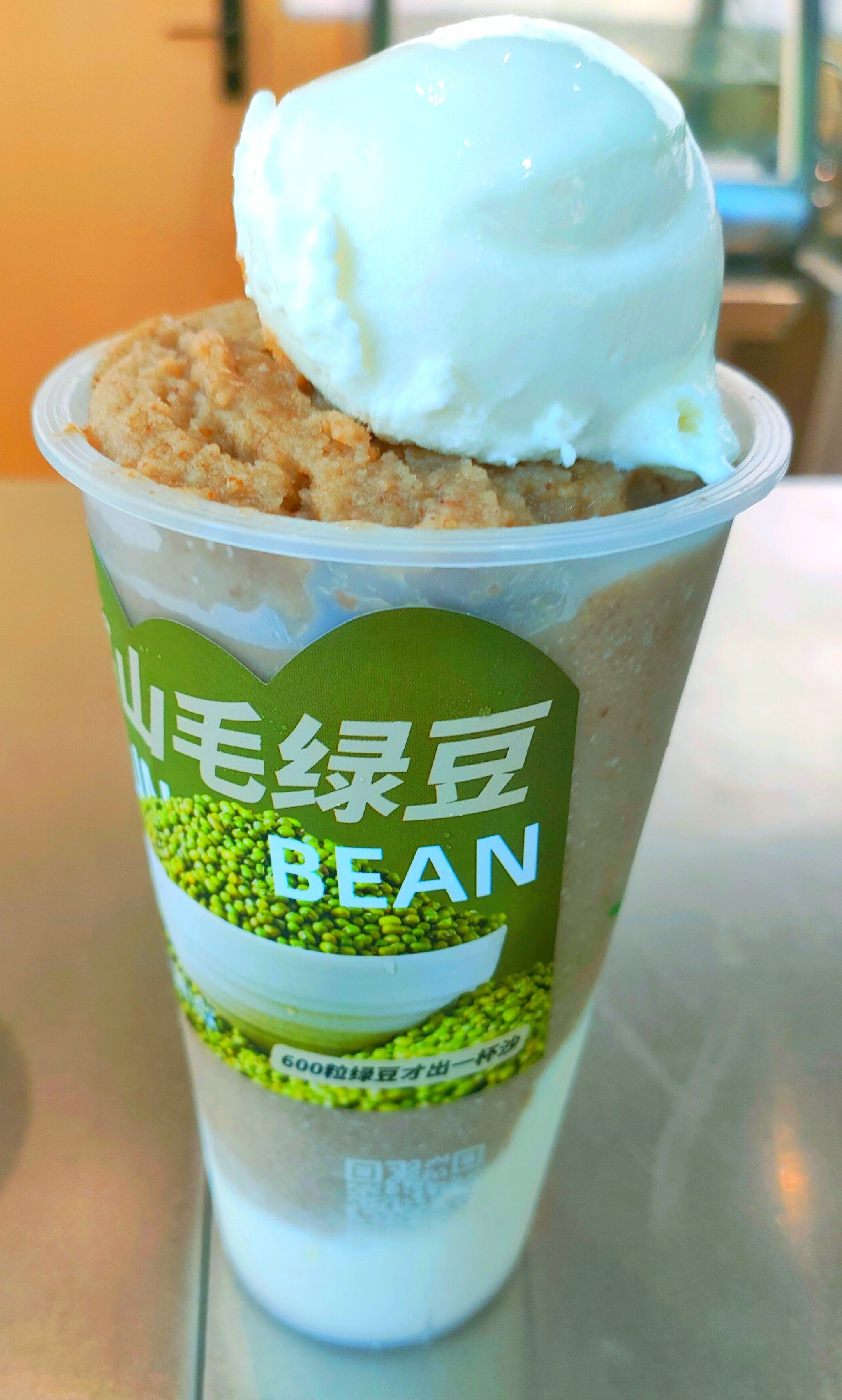 天气转热快来一杯冰冰凉凉的豆沙牛乳吧!