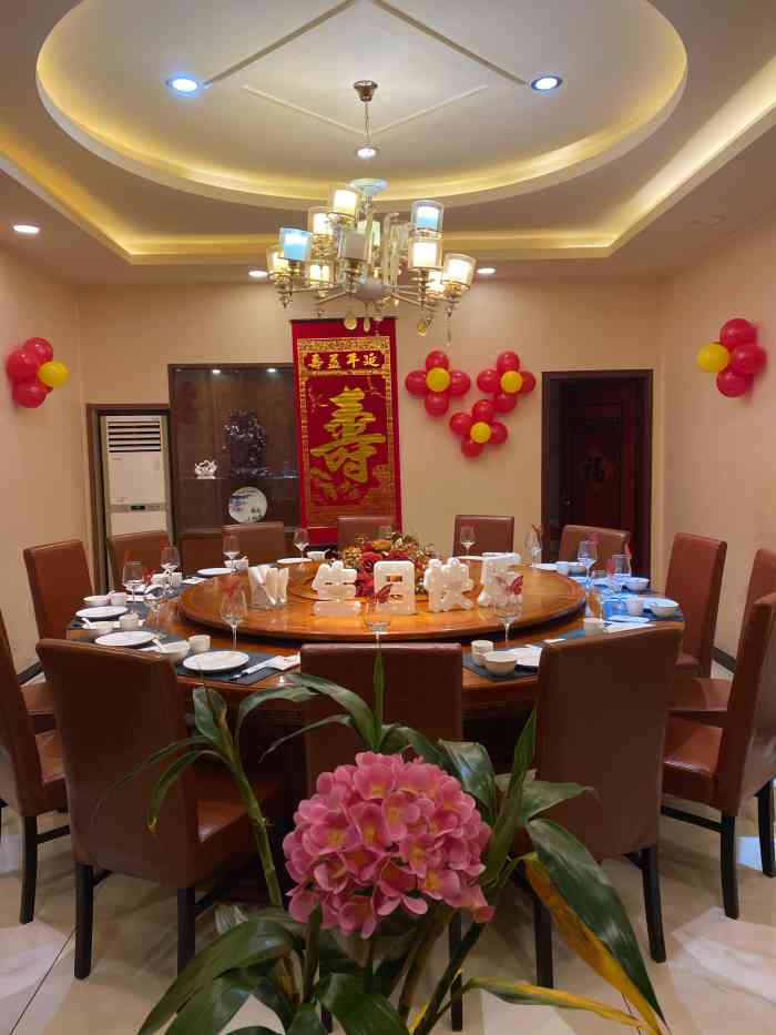 万荣烤鸭店富康路店位于昌平五中南边韩景台对面里面两层一楼大厅很大