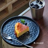 复古风油画展中的咖啡店