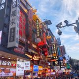 在长沙的朋友推荐我们前往 到店里是先点单后排队的