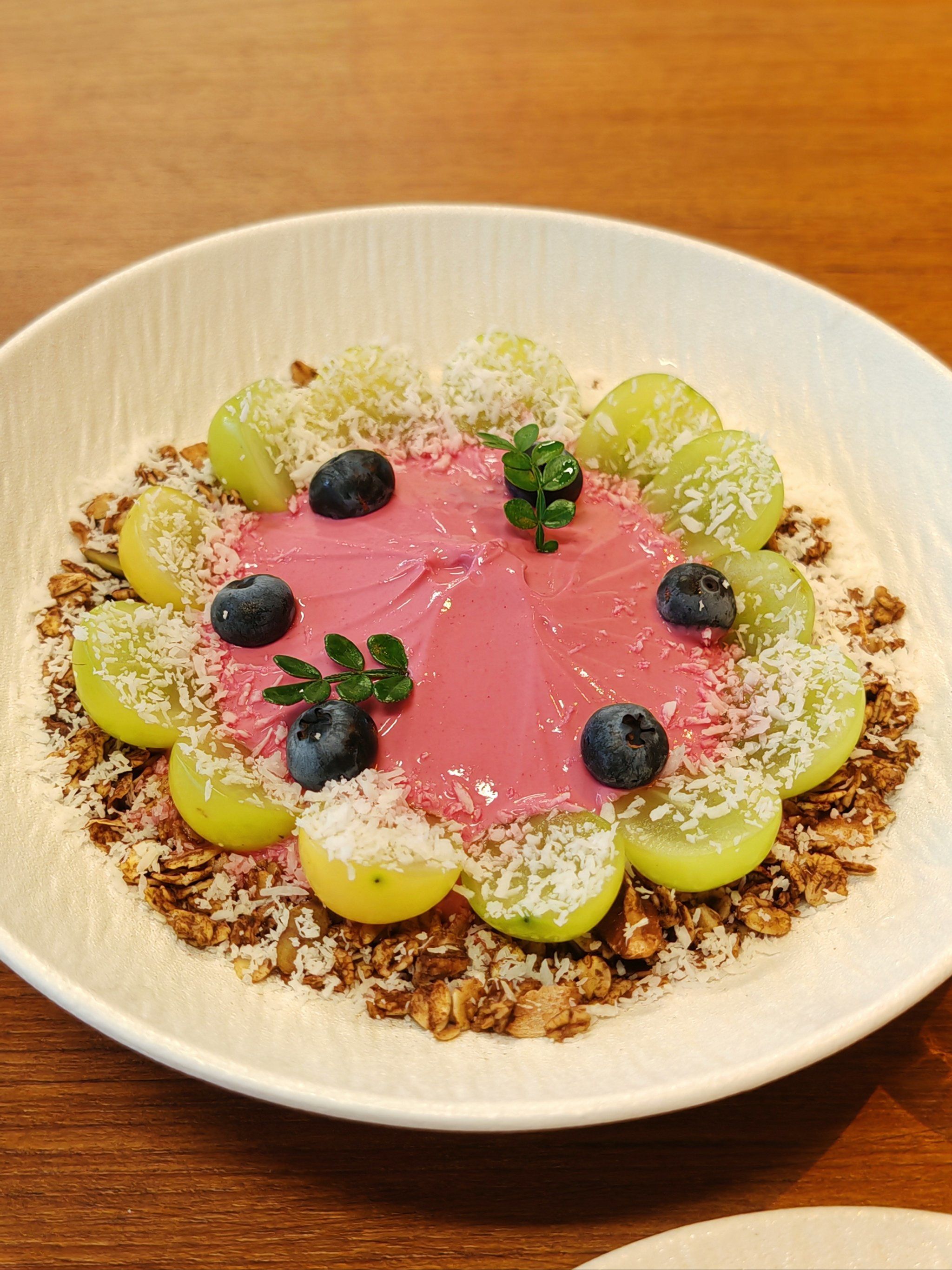 午间水果酸奶盘