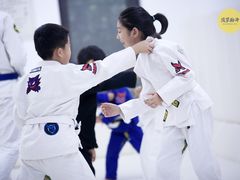 -菠萝格斗巴西柔术训练馆