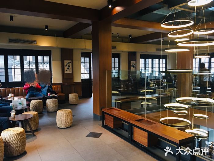 星巴克臻选(成都宽窄巷子店)大堂图片