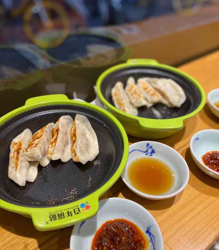 百年锅贴(文二路店)-"中午随便吃点的地方.点了炸酱面和鲜肉锅.