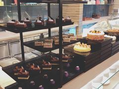 面包甜点陈列柜-富力希尔顿酒店·地阔自助餐厅