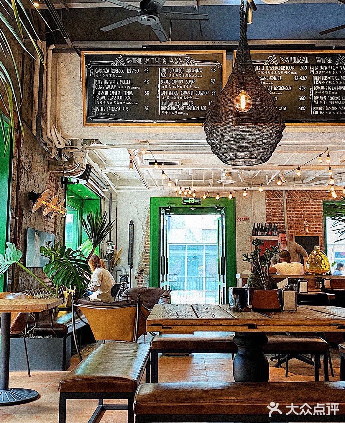 我又来了 这是三里屯吗 明明是巴黎的街边！！