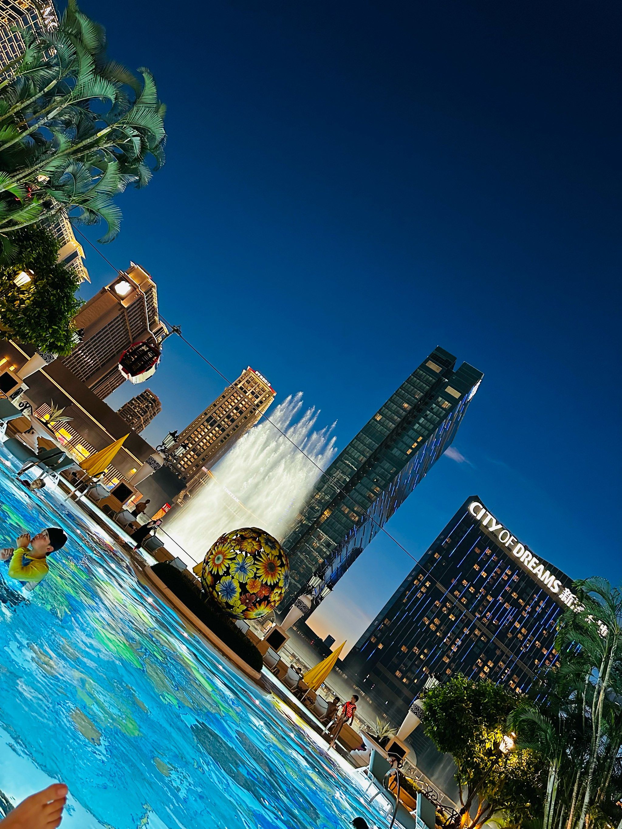 澳门永利皇宫的泳池玩了足足2个小时!