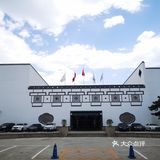 没有客人，我俩坐在摇椅上感受这里的环境