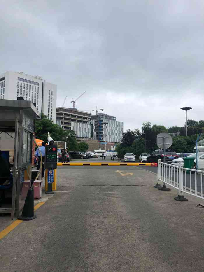 上南路停车场-"路面的 旁边就是世博源 里面有空位子就可.