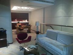 二楼客厅和工作台-苏州金鸡湖中茵皇冠假日酒店