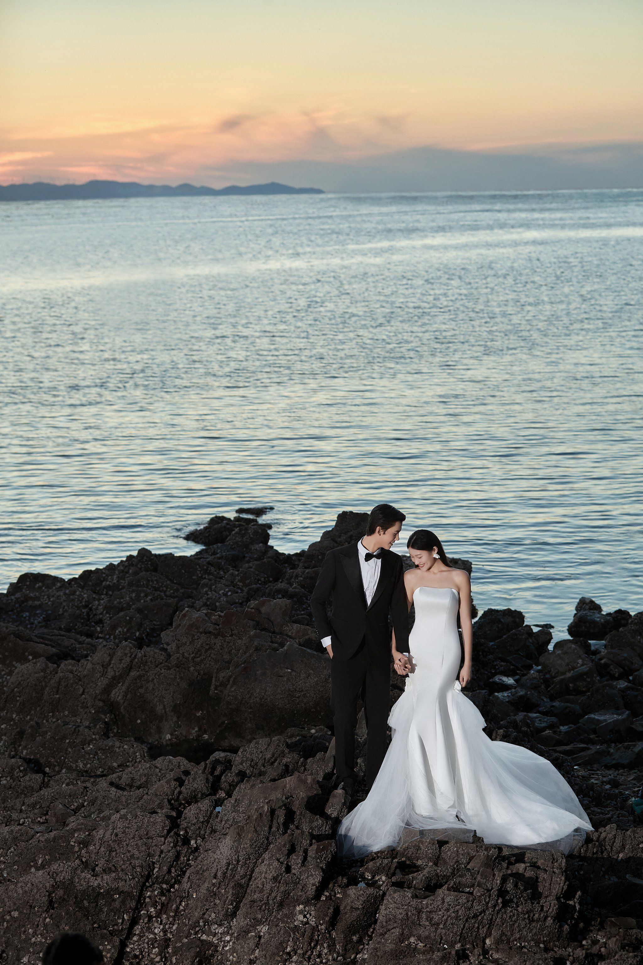 感受落日夕阳带来的浪漫氛围
用一组海边婚纱照记录永恒的爱#婚纱照
